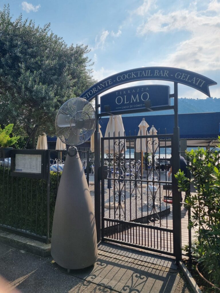 Installazione ventilatore nebulizzatore in un ristorante