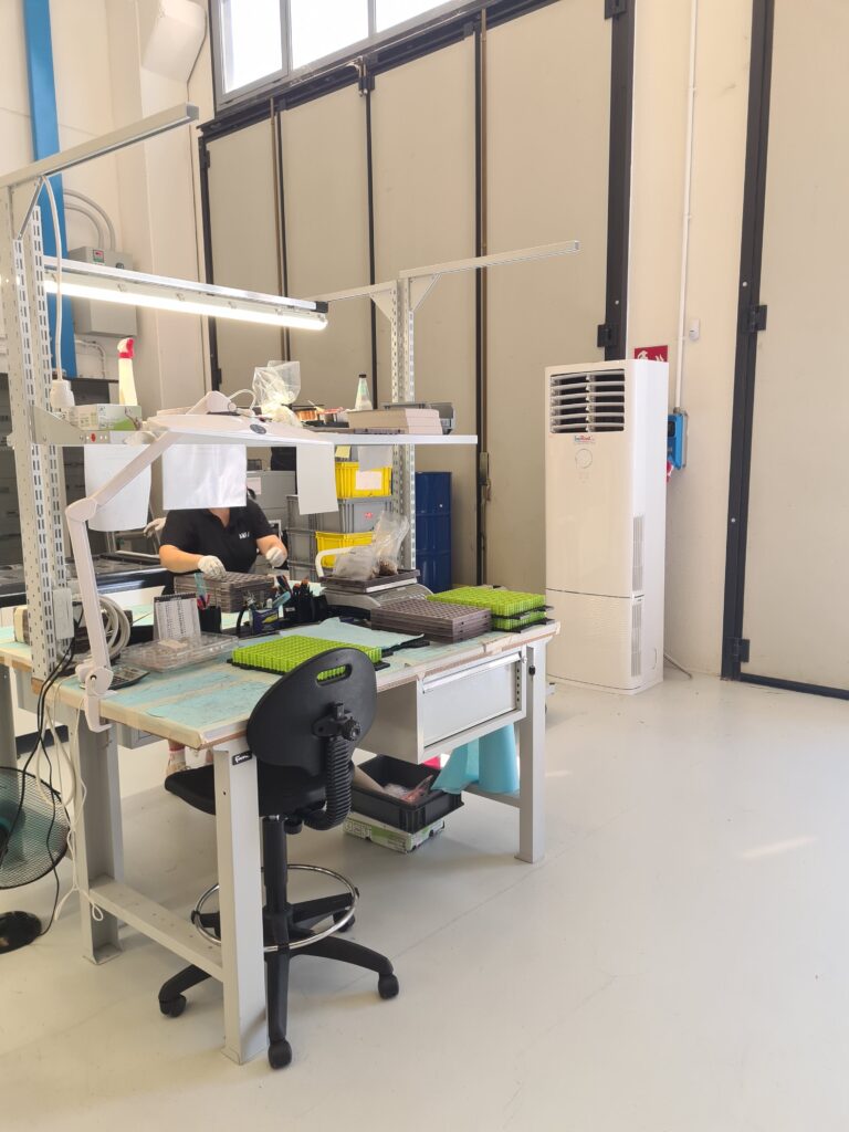 Condizionatore a colonna installato in un laboratorio