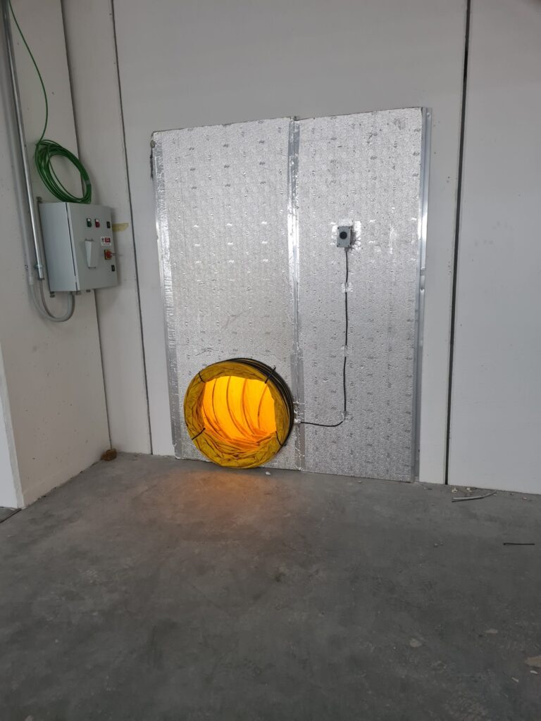 Pannello di isolamento con entrata di tubo flessibile